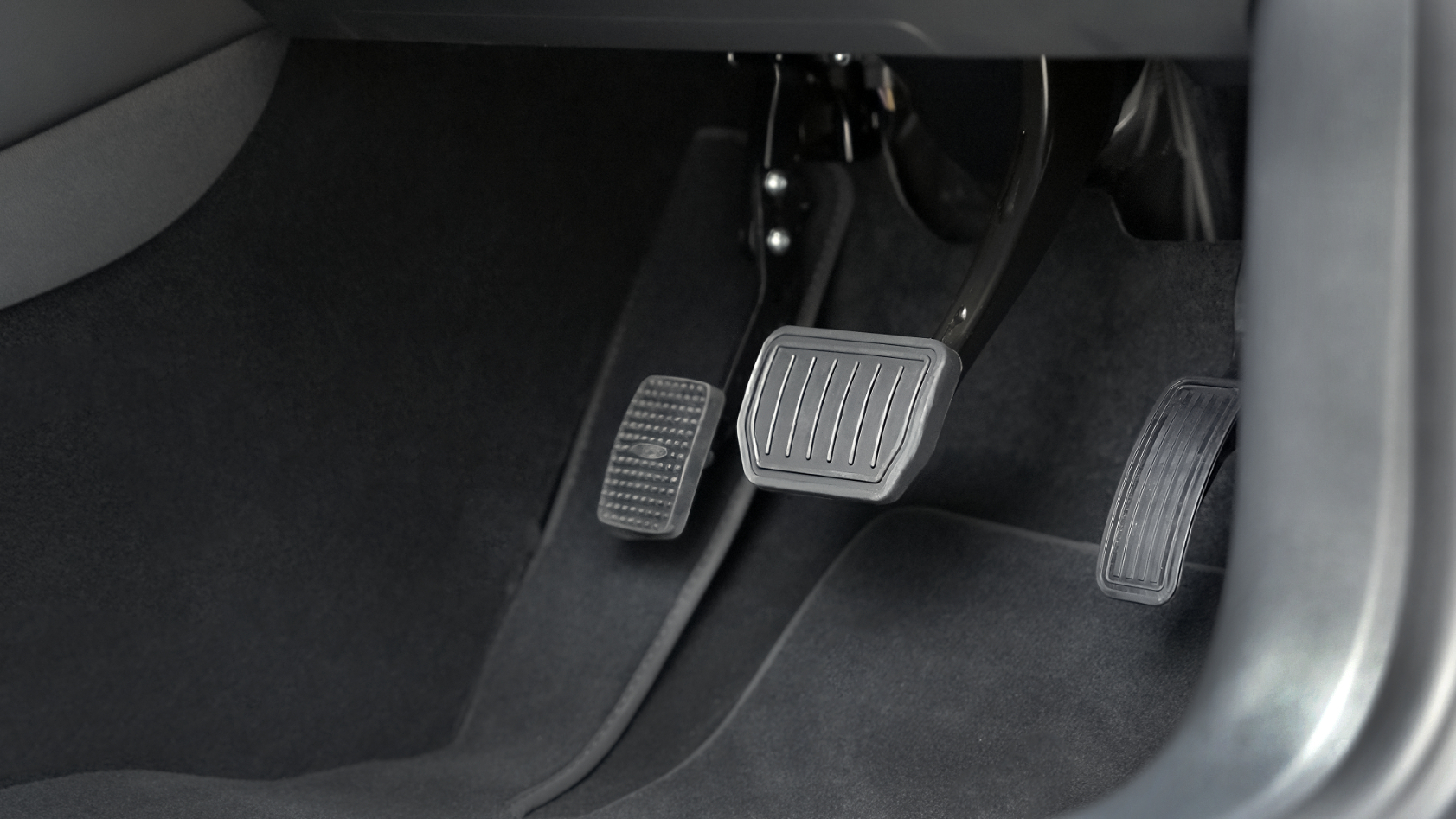 Foto dos pedais do carro