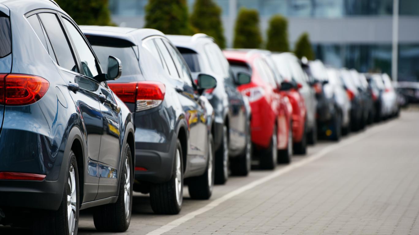 Sznur samochodów na parkingu